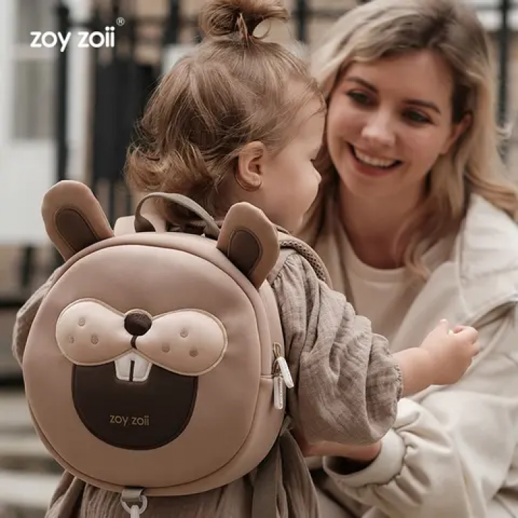 Rucsac Zoyzoii® pentru copii 2-6 ani, design inovativ 3D, textil, model Iepurele Aiurit