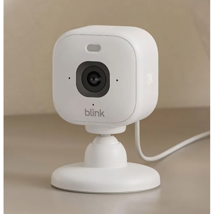 Camera de supraveghere plug-in, Blink Mini 2K+, rezoluţie 2K, zoom 4×, vedere nocturna colora cu proiector, compatibila Alexa