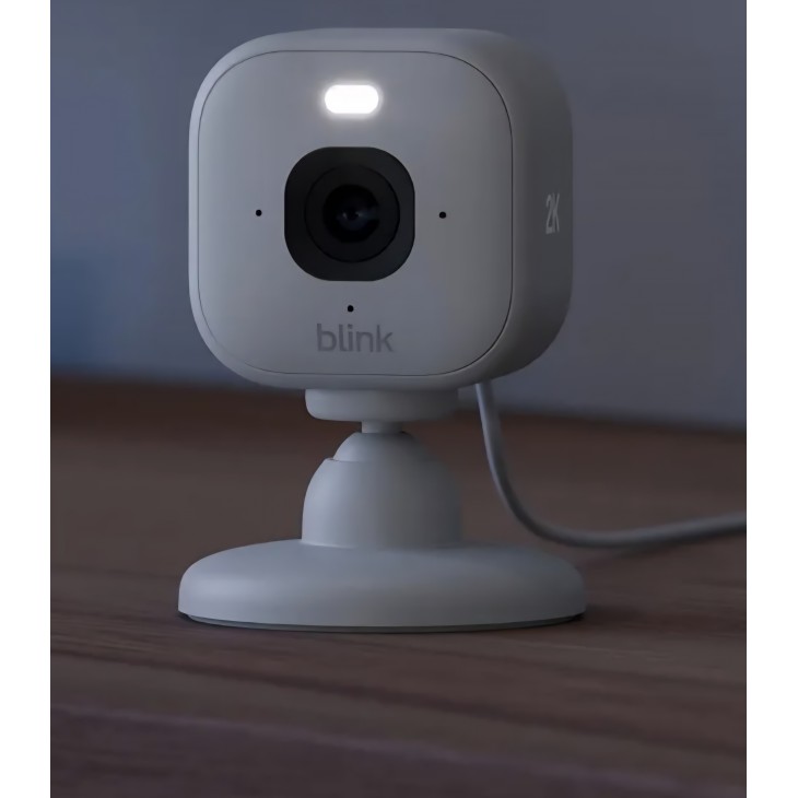 Camera de supraveghere plug-in, Blink Mini 2K+, rezoluţie 2K, zoom 4×, vedere nocturna colora cu proiector, compatibila Alexa