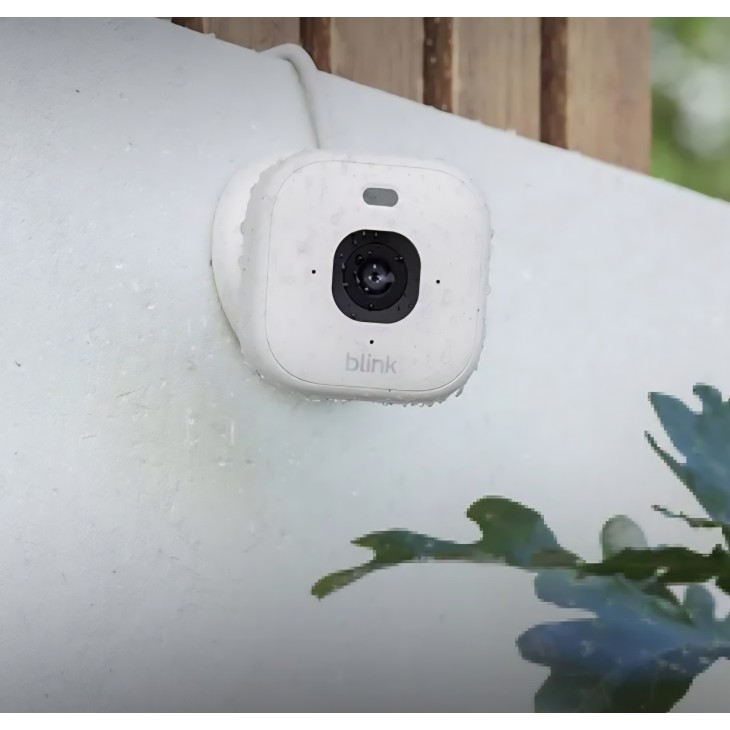 Camera de supraveghere plug-in, Blink Mini 2K+, rezoluţie 2K, zoom 4×, vedere nocturna colora cu proiector, compatibila Alexa